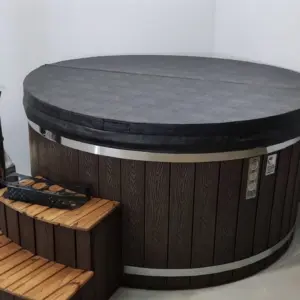 Tina de madera redonda clásica con estufa exterior